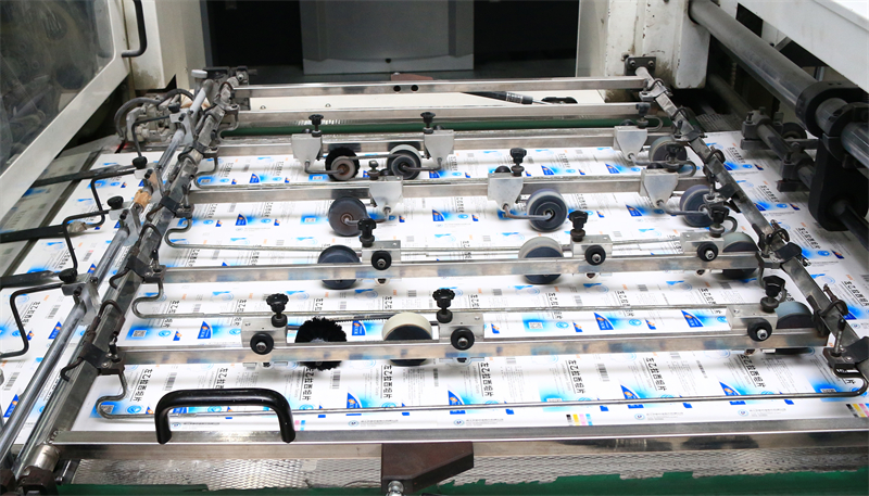 生產設備  需剪裁，留中間部分 全自動模切機 - 副本.JPG